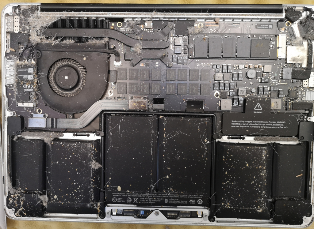 Почистване на лаптоп Apple MacBook от прах
