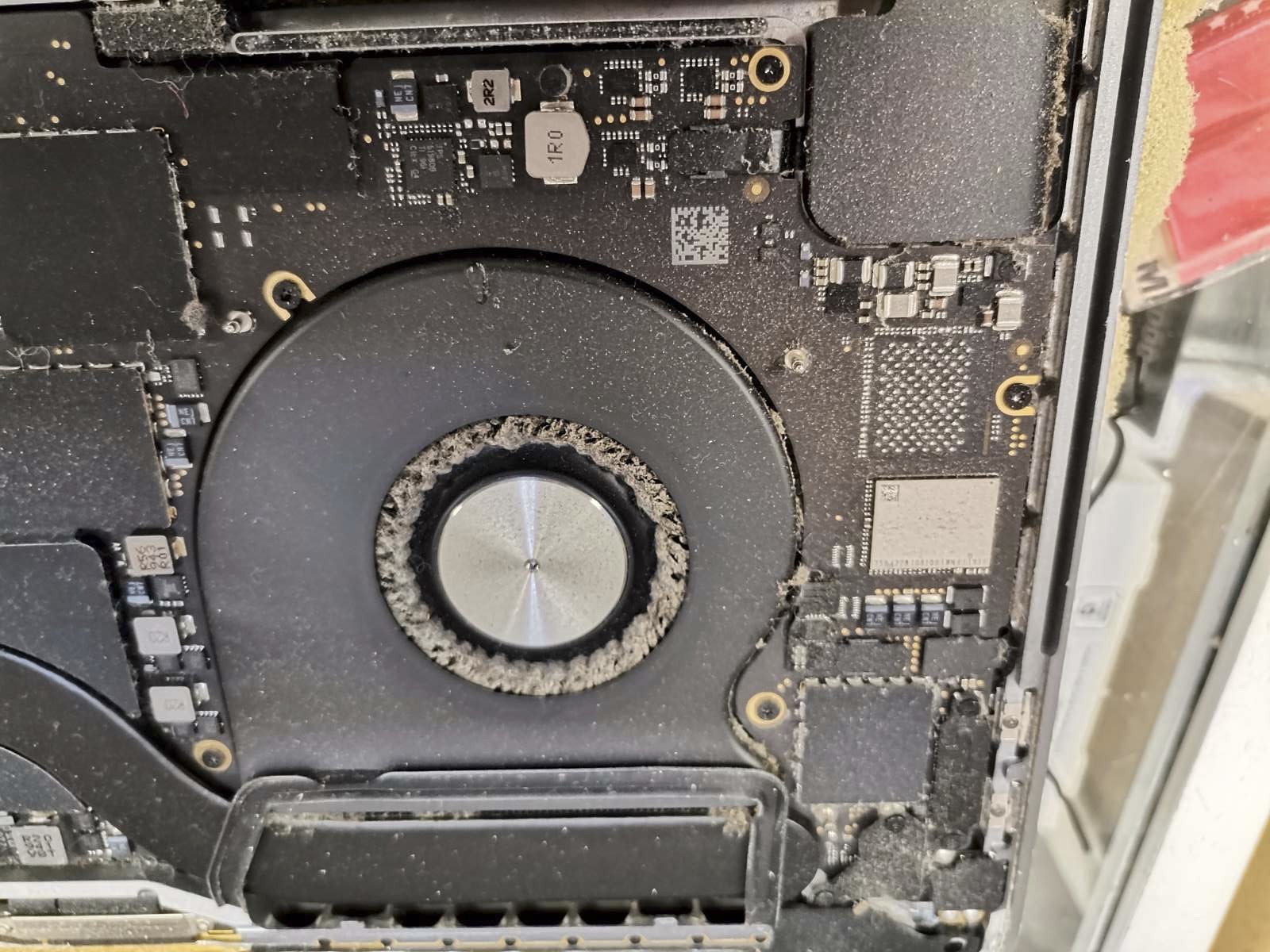apple-MacBook-hardware-cleaning-2141-2.jpg